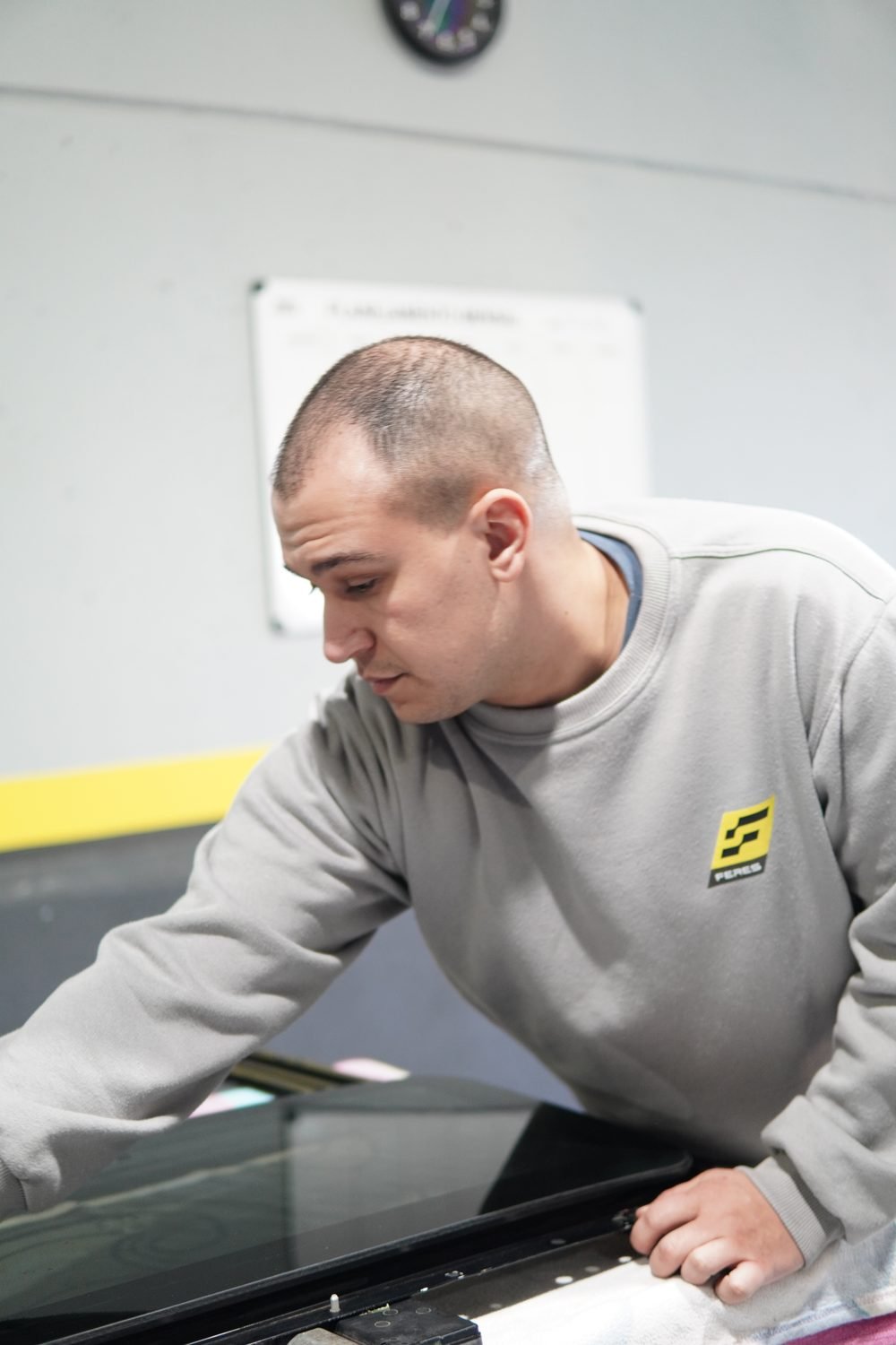 Retrato de técnico da Feres na oficina
